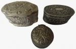 Lote com três caixinhas em metal prateado trabalhado. Medida maior: altura 6 cm largura 9 cm comprimento 12 cm.