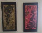 Par de quadros decorativo pintado artesanalmente em tela representando um dragão. Peça assinada. Medida: 40x20. 