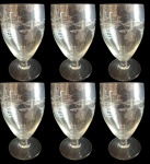 Lote com seis taças em vidro para vinho tinto com lapidação em baixo relevo em tema de folhas. Medida: altura 12 cm diâmetro 8 cm. 