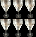 Lote com seis taças em cristal Saint Louis para licor. Medida: altura 9 cm  diâmetro 4 cm. 