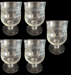 Lote com 5 taças em cristal Saint Louis para licor. Medida: altura 9 cm  diâmetro 4 cm. 