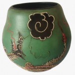 Antigo vaso em porcelana pintado artesanalmente  em tema de dragão na tonalidade verde. Medida: altura 22 cm diâmetro 25 cm.