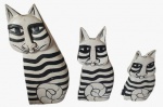 Lote com três esculturas de madeira pintado artesanalmente na tonalidade preto e branco em tema de gato. Medida maior : altura 20 cm largura 16 cm  comprimento 10 cm.