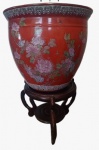 Grande cachepot em porcelana japonesa estilo aquário pintado artesanalmente em alto relevo em tema floral na tonalidade predominante Laranja. Acompanha base em madeira. Medida vaso: altura 37 cm diâmetro 40 cm. Altura com base: 70 cm.