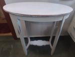 Mesa aparador em madeira pintada artesanalmente na tonalidade branca. RETIRADA PELO COMPRADOR. Medida: altura 78 cm largura 43 cm comprimento 70 cm.