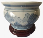 Vaso em porcelana chinesa pintado na tonalidade azul. Acompanha base em madeira. Medida: altura 10 cm diâmetro 15 cm.