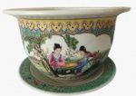 Vaso em porcelana estilo família Rosa pintado artesanalmente em alto relevo em tema de gueixa. Acompanha prato. Medida: altura 15 cm diâmetro 21 cm.