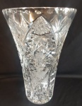 BOHEMIA - Floreira em cristal com lapidação em baixo relevo em tema de estrela. Medida: altura 24 cm diâmetro 14 cm.