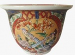 Vaso chinês em porcelana pintado artesanalmente em alto relevo em tema de fauna e flora. Medida: altura 15 cm diâmetro 18 cm.