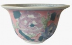 Vaso em porcelana com pintura em tema floral na tonalidade rosa. Medida: altura 12 cm diâmetro 18 cm. 