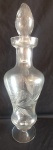 Licoreira em cristal com lapidação em baixo relevo em tema de folhas. Medida : altura 32 cm diâmetro 10 cm. 