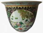 Grande vaso em porcelana japonesa estilo família Rosa com pintura em alto relevo em tema de crianças. Medida: altura 24 cm diâmetro 28 cm. 