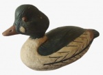 PORCELANA WEISS- Escultura em porcelana pintado artesanalmente representando um pato. Medida: altura 18 cm largura 18 cm comprimento 32 cm.
