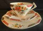 ALFRED MEAKING MADE IN ENGLAND - Xícara de chá em porcelana pintado artesanalmente em tema floral com frisos dourados acompanhando prato para bolo. Medida: altura 7 cm diâmetro 10 cm.