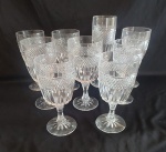 Lote com nove taças em cristal com base facetada e detalhes estilo bico de jaca, sendo cinco pra vinho tinto , três para vinho branco e uma flut. Medida maior: altura 18 cm diâmetro 6 cm.