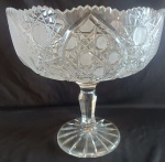 BOHEMIA - Fruteira em cristal com lapidação em baixo relevo em tema de estrelas. Medida: altura 26 cm diâmetro 26 cm.
