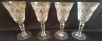 BOHEMIA - Lotes com quatro taças para vinho tinto em cristal com lapidação em baixo relevo em tema de estrela . Obs: uma com um mínimo bicado na borda. Medida: altura 17 cm diâmetro 8 cm.