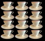 PORCELANA ESTEATITA - Lote com doze xícaras para chá em porcelana com borda trabalhada na tonalidade rosa e dourada. Medida: altura 8 cm diâmetro 10 cm. 