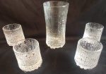 DOMINICI- Lote com cinco peças em cristal com três pés de sustentação, sendo quatro menores e um maior. Medida peça maior: altura 12 cm diâmetro 6 cm.
