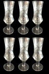 Lote com seis taças em cristal para licor com lapidação em baixo relevo em tema de folhas. Medida: altura 11 cm diâmetro 4 cm.