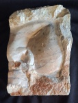 Escultura em mármore apresentando uma face humana esculpida artesanalmente. Peça proveniente da Grécia. Medida: altura 5 cm largura 12 cm comprimento 15 cm.