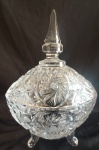 BOHEMIA - Potiche em cristal com lapidação em baixo relevo com tema em estrela com quatro pés de sustentação. Medida: altura 22 cm largura 15 cm comprimento 18 cm.