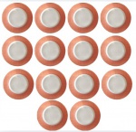CASA AMBIENTE -Lote com catorze pratos rasos com borda na tonalidade laranja. Medida: diâmetro 28 cm. 