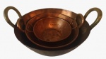 Lote com três tachos em cobre com tamanhos diversos. Medida maior: altura 13 cm diâmetro 39 cm.
