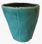 Vaso em cerâmica na tonalidade azul. Medida: altura 17 cm Diâmetro 18 cm.