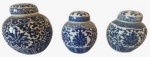 Lote com três potiche em porcelana pintado artesanalmente em tema floral. Medida maior: altura 9 cm diâmetro 7 cm. 