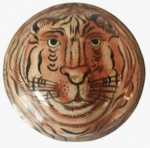 Cloisoné pintado artesanalmente em tema de tigre. Medida: altura 5 cm diâmetro 8 cm. 