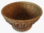 Floreira em cerâmica esculpida artesanalmente na tonalidade marrom. Medida: altura 21 cm diâmetro 32 cm. 