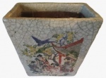 Floreira em cerâmica pintada artesanalmente em tema de gueixas. Medida: altura 36 cm largura 15 cm comprimento 27 cm.