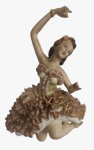 PORCELANA REBIS- Antiga escultura em porcelana representando uma bailarina pintada artesanalmente. Medida: altura 16 cm diâmetro 16 cm.