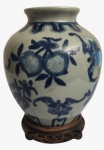 Vaso chinês em porcelana pintado em tema floral na tonalidade azul, acompanha base em madeira. Medida: altura 22 cm diâmetro 20 cm. 