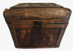 Baú  decorativo vintage em madeira e vime com fecho metálico. Medida: altura 27 cm largura 24 cm comprimento 32 cm. 