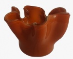 OFICINA DO VIDRO- Floreira em vidro trabalhado na tonalidade laranja. Medida: altura 12 cm diâmetro 15 cm. 