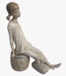 Lladró- Linda escultura em porcelana espanhola representando uma menina. Medida: altura 20 cm largura 8 cm comprimento 16 cm. 