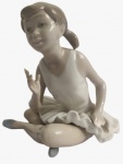 PORCELANA NAO- Escultura em porcelana espanhola representando uma bailarina. Medida: altura 14 cm largura 12 cm comprimento 14 cm. 