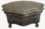 Antigo porta- joias em metal espessurado a prata com quatro pés de sustentação.Medida: altura 7 cm largura 15 cm comprimento 16 cm.