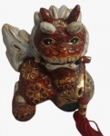 Cão de guarda em porcelana japonesa Kutani com pintura na tonalidade vermelha e dourada. Medida: altura 18 cm largura 12 cm comprimento 13 cm. 