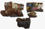 Lote com cinco esculturas em madeira representando casinhas pintadas artesanalmente. Medida maior: altura 9 cm largura 7 cm comprimento 18 cm. 