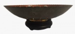 Cesta em metal vazado com pintura artesanal em tema floral. Acompanha suporte em madeira. Medida: altura 7 cm diâmetro 25 cm. 