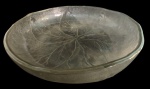 Centro de mesa em vidro com tema de folhas. Medidas: Altura 6cm e Diâmetro 25cm.
