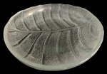Centro de mesa em vidro com tema de folhas. Medidas: Altura 5cm e Diâmetro 26cm.