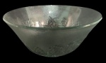 Grande bowl  em vidro trabalhado em tema floral. Medidas: Altura 12cm e Diâmetro 25cm.