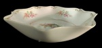 SCHIMIDT - Saladeira em porcelana com pintura artesanal em tema floral com detalhes em dourado. Obs: Minimo bicado na borda. Medidas: Altura 8cm e Diâmetro 27cm.