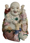 Grande escultura em porcelana representando buda da riqueza com pintura artesanal. Medidas: Altura 27cm, Largura 20cm e Comprimento 28cm.