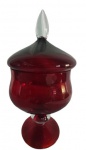 Antigo baleiro em cristal na tonalidade vinho. Obs: Com minimo bicado interno. Medidas: Altura 26cm e Diâmetro 14cm.
