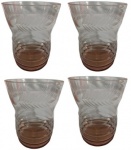 Lote com 4 copos em cristal na tonalidade salmão com lapidação em tema de folhas. Medidas: Altura 10cm e Diâmetro 7cm.
